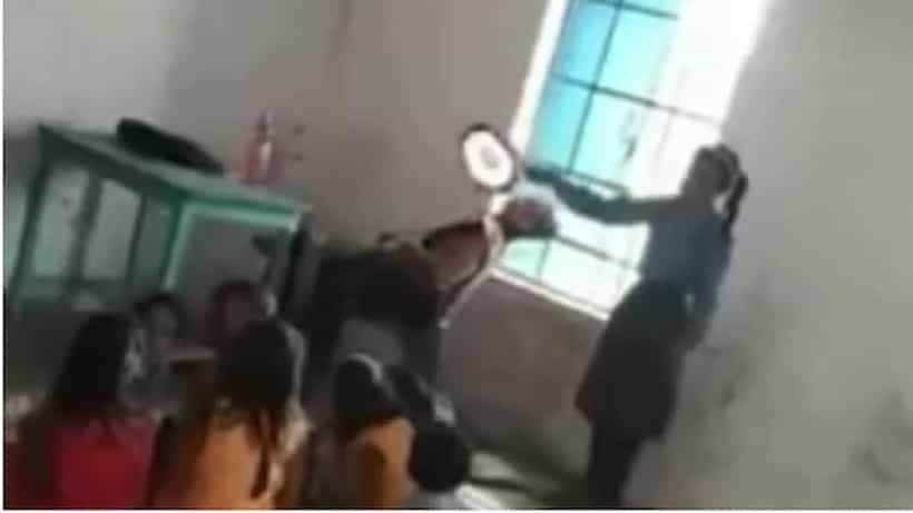 Viral Video: ಕ್ಲಾಸ್ರೂಂನಲ್ಲೇ ಮಲಗಿ ಗೊರಕೆ ಹೊಡೆಯುತ್ತಿದ್ದ ಟೀಚರ್ಗೆ ಗಾಳಿ ಬೀಸಿದ ವಿದ್ಯಾರ್ಥಿ; ವಿಡಿಯೋ ವೈರಲ್