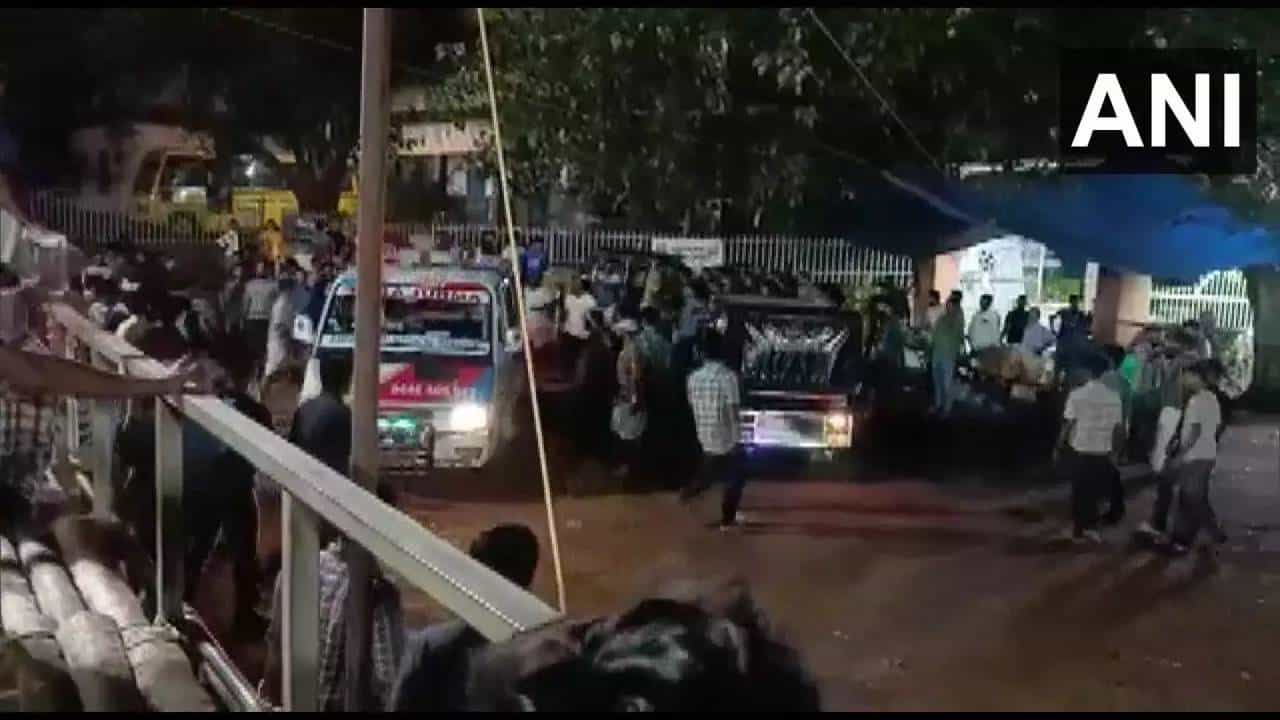 Gallery Collapse: ಕೇರಳ: ಫುಟ್ಬಾಲ್ ಪಂದ್ಯದ ವೇಳೆ ದುರಂತ, ಪ್ರೇಕ್ಷಕರ ಗ್ಯಾಲರಿ ಕುಸಿದು ಹಲವರಿಗೆ ಗಾಯ Gallery Collapse: ಕೇರಳ: ಫುಟ್ಬಾಲ್ ಪಂದ್ಯದ ವೇಳೆ ದುರಂತ, ಪ್ರೇಕ್ಷಕರ ಗ್ಯಾಲರಿ ಕುಸಿದು ಹಲವರಿಗೆ ಗಾಯ