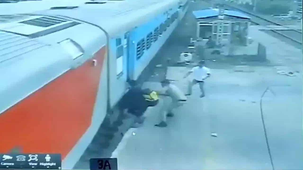 Viral Video: ಚಲಿಸುತ್ತಿದ್ದ ರೈಲಿಗೆ ಹತ್ತಲು ಹೋದ ವ್ಯಕ್ತಿ! ಮುಂದೇನಾಯ್ತು? ನೀವೇ ನೋಡಿ Viral Video: ಚಲಿಸುತ್ತಿದ್ದ ರೈಲಿಗೆ ಹತ್ತಲು ಹೋದ ವ್ಯಕ್ತಿ! ಮುಂದೇನಾಯ್ತು? ನೀವೇ ನೋಡಿ