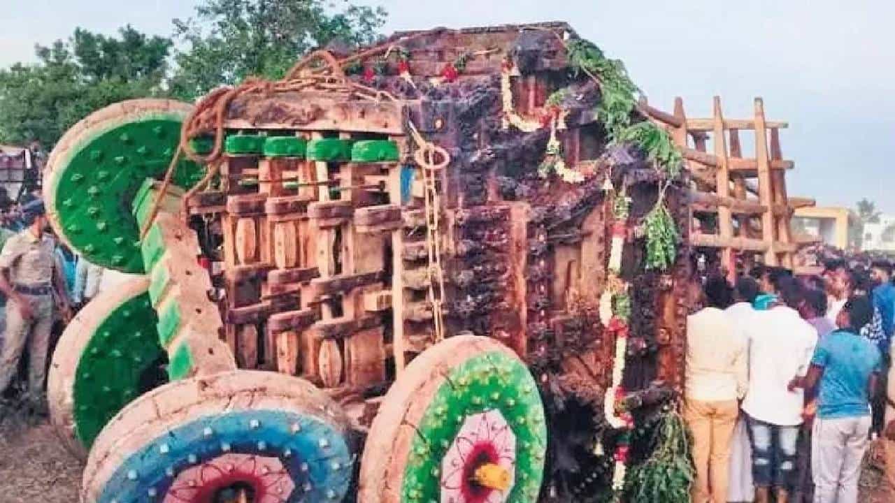 ದೇವಸ್ಥಾನದ ರಥ ಮಗುಚಿಬಿದ್ದು 2 ಸಾವು, ನಾಲ್ವರಿಗೆ ಗಾಯ, ಮೃತರ ಕುಟುಂಬಕ್ಕೆ ಪರಿಹಾರ ಘೋಷಿಸಿದ ತಮಿಳುನಾಡು ಸಿಎಂ ದೇವಸ್ಥಾನದ ರಥ ಮಗುಚಿಬಿದ್ದು 2 ಸಾವು, ನಾಲ್ವರಿಗೆ ಗಾಯ, ಮೃತರ ಕುಟುಂಬಕ್ಕೆ ಪರಿಹಾರ ಘೋಷಿಸಿದ ತಮಿಳುನಾಡು ಸಿಎಂ