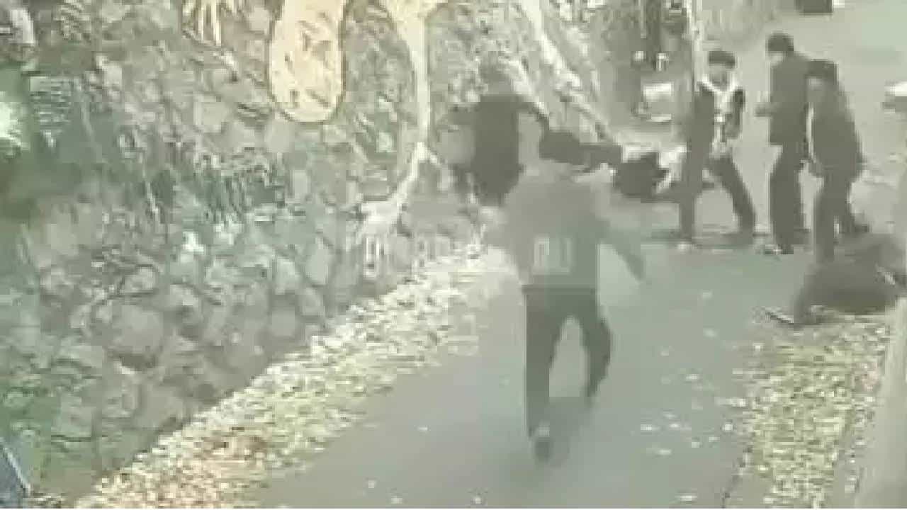 Viral Video: ಅಶ್ಲೀಲವಾಗಿ ವರ್ತಿಸಿದ ಯುವಕರೊಂದಿಗೆ ಏಕಾಂಗಿಯಾಗಿ ಫೈಟ್ ಮಾಡಿದ ಯುವತಿ; ವಿಡಿಯೋ ವೈರಲ್ Viral Video: ಅಶ್ಲೀಲವಾಗಿ ವರ್ತಿಸಿದ ಯುವಕರೊಂದಿಗೆ ಏಕಾಂಗಿಯಾಗಿ ಫೈಟ್ ಮಾಡಿದ ಯುವತಿ; ವಿಡಿಯೋ ವೈರಲ್