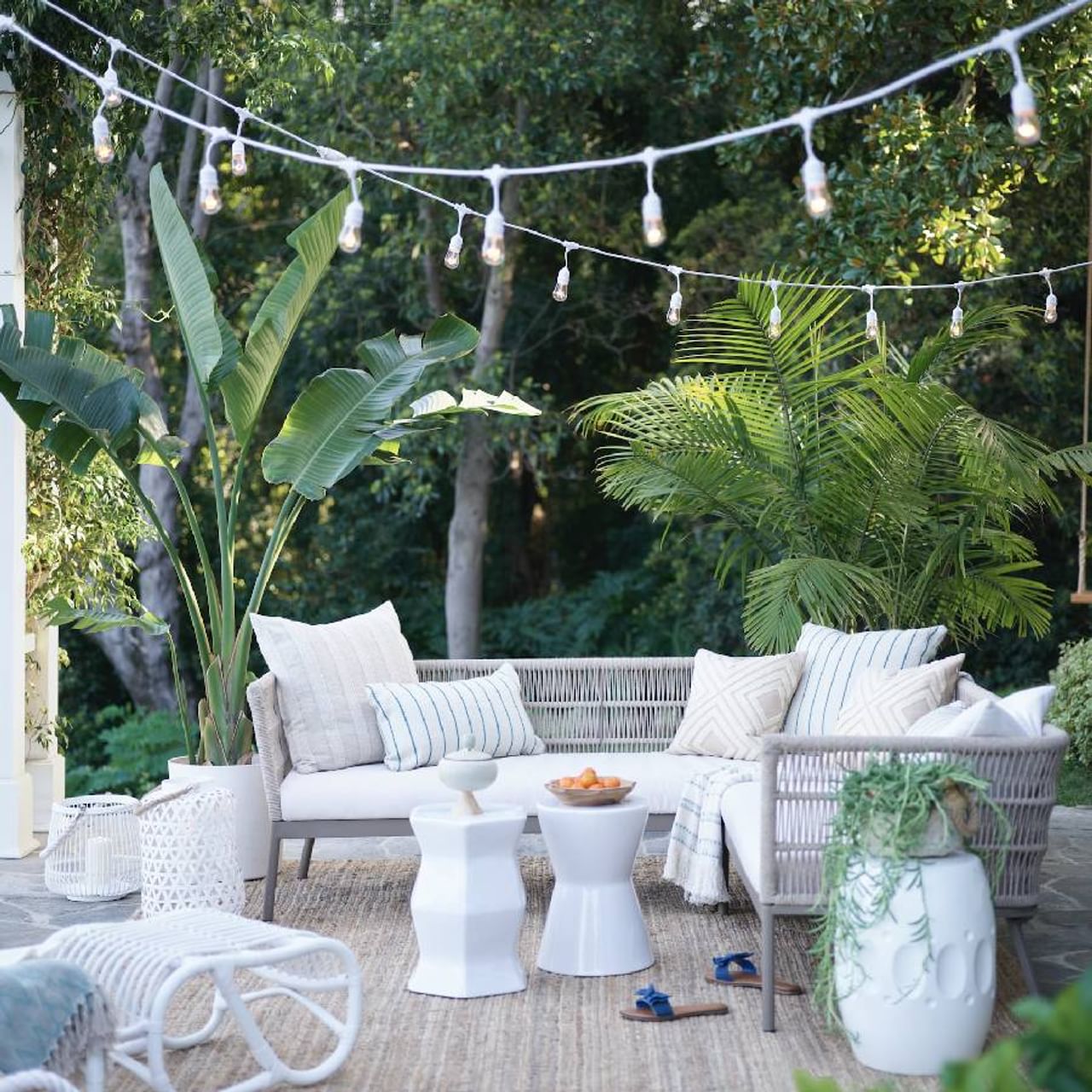 ಮನೆಯ ಅಂದ ಚಂದ ಅಳೆಯುವುದು ನಾವು ಆವರಣದಲ್ಲಿ ಅಳವಡಿಸಿದ ಅಲಂಕಾರಿಕ ವಸ್ತುಗಳಿಂದ. ಗ್ರೀನರಿ, ಕಾರಂಜಿ, ಹೂವಿನ ಗಿಡಗಳು, ಪೀಠೋಪಕರಣ ಇತ್ಯಾದಿಗಳು. ನೀವು ನಿಮ್ಮ ಮನೆಯನ್ನು ಆಕರ್ಷಕವಾಗಿ ಕಾಣಿಸುವಂತೆ ಮಾಡಬೇಕೆಂದು ಇದ್ದೀರಾ? ಹಾಗಿದ್ದರೆ ಈ ಕೆಳಗಿನ ಟಿಪ್ಸ್ಗಳನ್ನು ಫಾಲೋ ಮಾಡಿ.