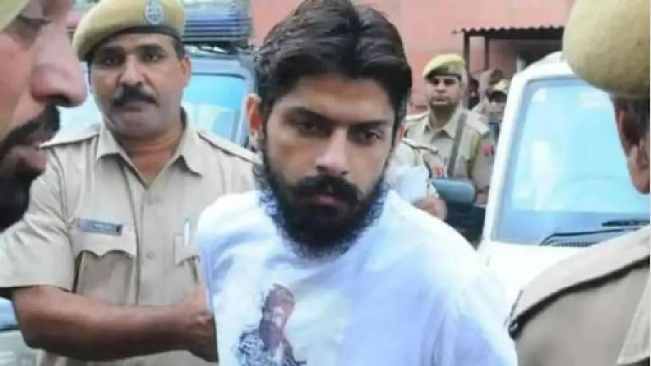 Sidhu Moose Wala Murder: ಮೂಸೆವಾಲಾ ಕೊಲೆ ಪ್ರಕರಣ; ಲಾರೆನ್ಸ್ ಬಿಷ್ಣೋಯ್ಗೆ ಬುಲೆಟ್ ಪ್ರೂಫ್ ವಾಹನ, 100 ಪೊಲೀಸರಿಂದ ಭದ್ರತೆ Sidhu Moose Wala Murder: ಮೂಸೆವಾಲಾ ಕೊಲೆ ಪ್ರಕರಣ; ಲಾರೆನ್ಸ್ ಬಿಷ್ಣೋಯ್ಗೆ ಬುಲೆಟ್ ಪ್ರೂಫ್ ವಾಹನ, 100 ಪೊಲೀಸರಿಂದ ಭದ್ರತೆ