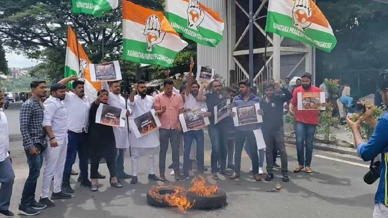 ಮೋದಿ ಪ್ರವಾಸದ ವೇಳೆ ಪ್ರತಿಭಟನೆ ನಡೆಸಿದ ಯುವ ಕಾಂಗ್ರೆಸ್ ಘಟಕದ ಅಧ್ಯಕ್ಷ ಮೊಹಮ್ಮದ್ ನಲಪಾಡ್ಗೆ ನೋಟಿಸ್ ಜಾರಿ ಮೋದಿ ಪ್ರವಾಸದ ವೇಳೆ ಪ್ರತಿಭಟನೆ ನಡೆಸಿದ ಯುವ ಕಾಂಗ್ರೆಸ್ ಘಟಕದ ಅಧ್ಯಕ್ಷ ಮೊಹಮ್ಮದ್ ನಲಪಾಡ್ಗೆ ನೋಟಿಸ್ ಜಾರಿ