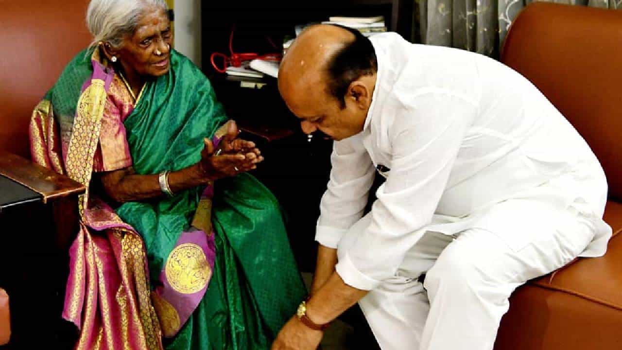 ವೃಕ್ಷಮಾತೆ ಸಾಲುಮರದ ತಿಮ್ಮಕ್ಕ ಅವರಿಗೆ ಜಮೀನು ಮಂಜೂರು ಮಾಡಲು ಅಧಿಕಾರಿಗಳಿಗೆ ಸೂಚಿಸಿದ ಸಿಎಂ ಬೊಮ್ಮಾಯಿ ವೃಕ್ಷಮಾತೆ ಸಾಲುಮರದ ತಿಮ್ಮಕ್ಕ ಅವರಿಗೆ ಜಮೀನು ಮಂಜೂರು ಮಾಡಲು ಅಧಿಕಾರಿಗಳಿಗೆ ಸೂಚಿಸಿದ ಸಿಎಂ ಬೊಮ್ಮಾಯಿ