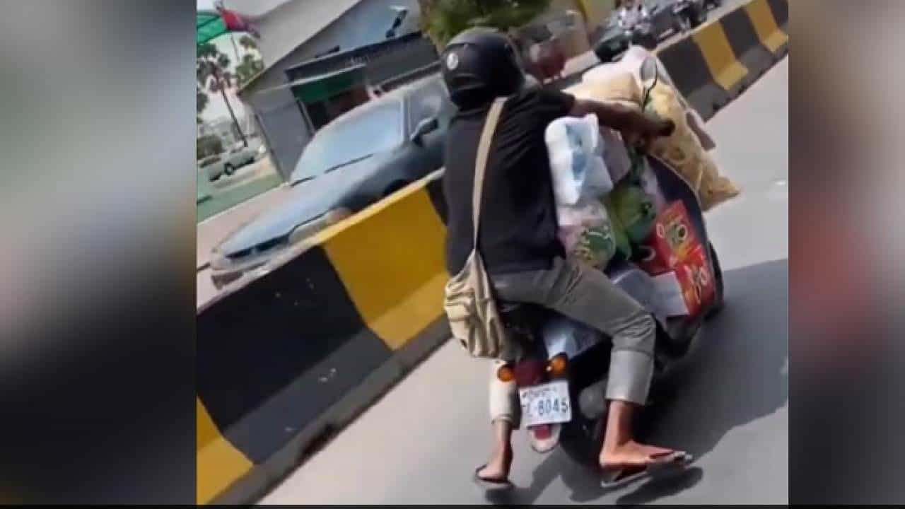 Viral Video: ಸ್ಕೂಟಿಯಲ್ಲಿ ಕೂರಲೂ ಜಾಗವಿಲ್ಲದಷ್ಟು ಸಾಮಾನು ತುಂಬಿಕೊಂಡು ಹೊರಟ ಯುವಕ; ವಿಡಿಯೋ ನೋಡಿದ ಪೊಲೀಸರು ಮಾಡಿದ್ದೇನು? Viral Video: ಸ್ಕೂಟಿಯಲ್ಲಿ ಕೂರಲೂ ಜಾಗವಿಲ್ಲದಷ್ಟು ಸಾಮಾನು ತುಂಬಿಕೊಂಡು ಹೊರಟ ಯುವಕ; ವಿಡಿಯೋ ನೋಡಿದ ಪೊಲೀಸರು ಮಾಡಿದ್ದೇನು?