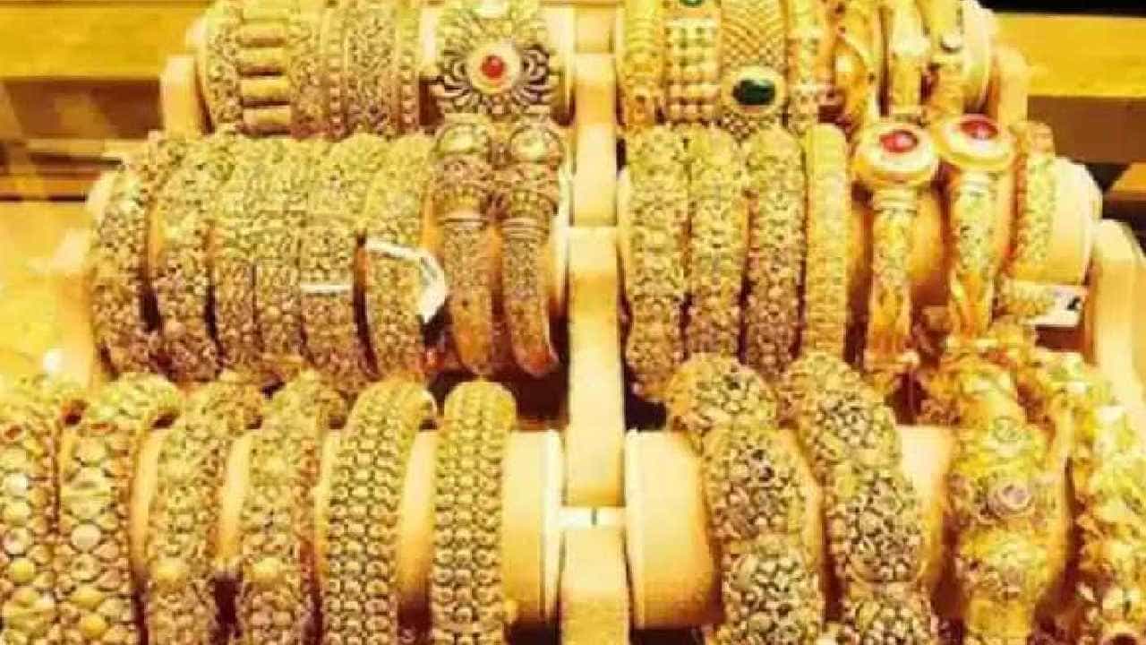 Gold Price Today: ಭಾರತದಲ್ಲಿ ಚಿನ್ನದ ಬೆಲೆ ಮತ್ತೆ ಕುಸಿತ; ಬೆಳ್ಳಿ ದರವೂ 500 ರೂ. ಇಳಿಕೆ Gold Price Today: ಭಾರತದಲ್ಲಿ ಚಿನ್ನದ ಬೆಲೆ ಮತ್ತೆ ಕುಸಿತ; ಬೆಳ್ಳಿ ದರವೂ 500 ರೂ. ಇಳಿಕೆ
