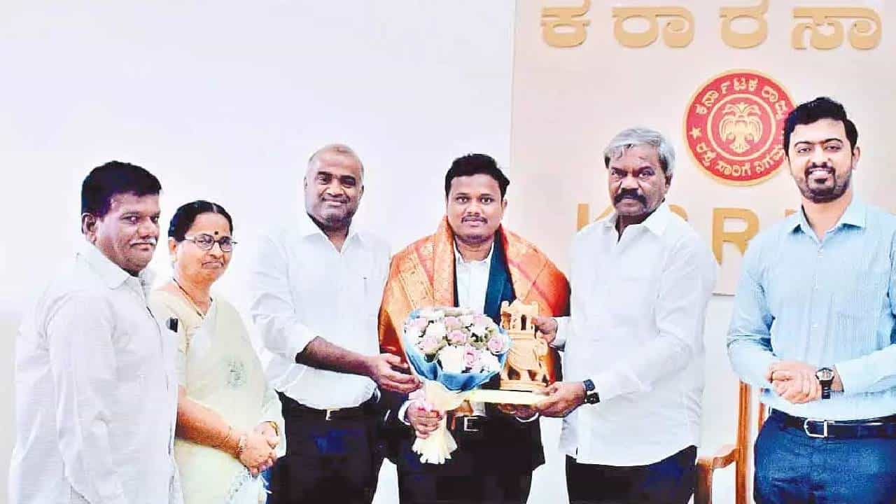 Trending: ಅಪ್ಪ ಸಾರಿಗೆ ಬಸ್ ಚಾಲಕ, ಐಪಿಎಸ್ ಹುದ್ದೆಗೆ ಏರಲು ಸಜ್ಜಾಗುತ್ತಿರುವ ಮಗ! Trending: ಅಪ್ಪ ಸಾರಿಗೆ ಬಸ್ ಚಾಲಕ, ಐಪಿಎಸ್ ಹುದ್ದೆಗೆ ಏರಲು ಸಜ್ಜಾಗುತ್ತಿರುವ ಮಗ!