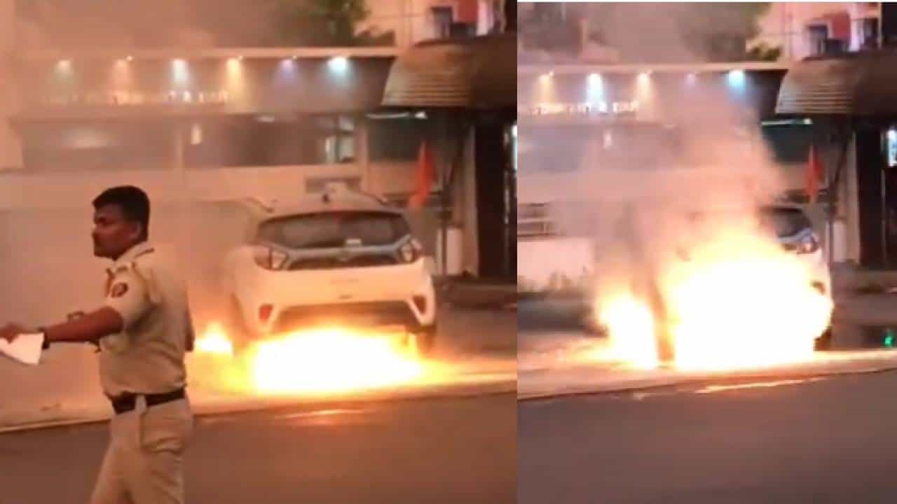 Viral Video: ರಸ್ತೆ ಮಧ್ಯೆ ಹೊತ್ತಿ ಉರಿದ ಎಲೆಕ್ಟ್ರಿಕ್ ಕಾರು! ಇದು ಭಾರತದಲ್ಲಿ ದಾಖಲಾದ ಮೊದಲ ಪ್ರಕರಣ Viral Video: ರಸ್ತೆ ಮಧ್ಯೆ ಹೊತ್ತಿ ಉರಿದ ಎಲೆಕ್ಟ್ರಿಕ್ ಕಾರು! ಇದು ಭಾರತದಲ್ಲಿ ದಾಖಲಾದ ಮೊದಲ ಪ್ರಕರಣ