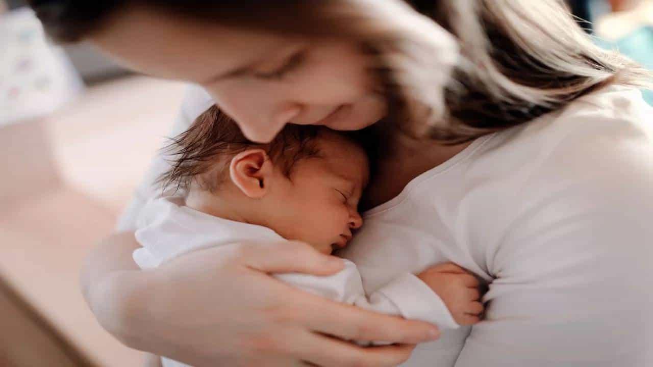 Women Health: ಹೆರಿಗೆಯ ನಂತರ ನಿಮ್ಮ ದೇಹವು ದುರ್ಬಲವಾಗುತ್ತೆ, ಈ 5 ಆಹಾರಗಳನ್ನು ತಪ್ಪದೇ ಸೇವಿಸಿ Women Health: ಹೆರಿಗೆಯ ನಂತರ ನಿಮ್ಮ ದೇಹವು ದುರ್ಬಲವಾಗುತ್ತೆ, ಈ 5 ಆಹಾರಗಳನ್ನು ತಪ್ಪದೇ ಸೇವಿಸಿ