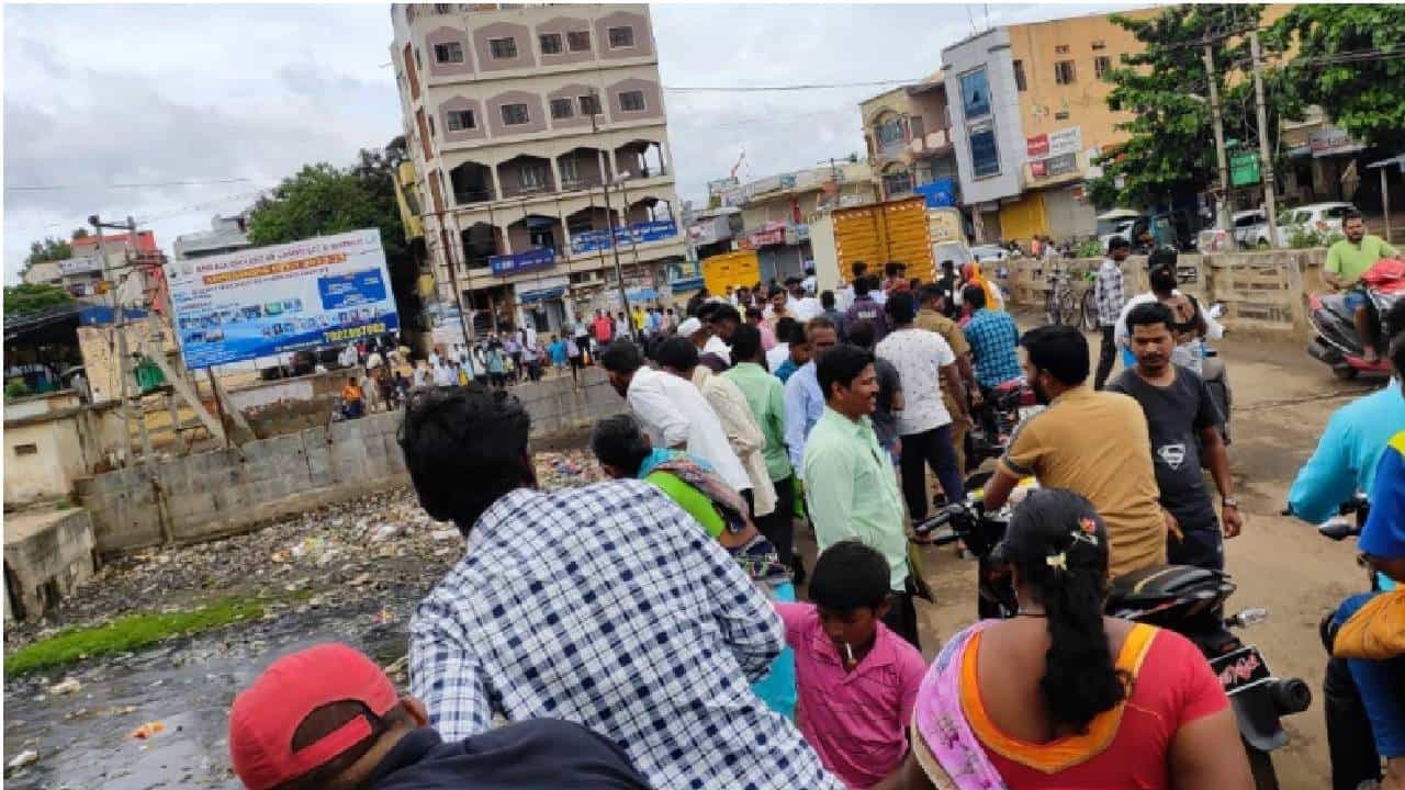 ಹಳ್ಳದಲ್ಲಿ ಭ್ರೂಣ ಎಸೆದ ಪ್ರಕರಣ: ವೆಂಕಟೇಶ ಆಸ್ಪತ್ರೆ ಮತ್ತು ಸ್ಕ್ಯಾನಿಂಗ್ ಸೆಂಟರ್ ಜಪ್ತಿ ಮಾಡಿದ ಡಿಎಚ್ಒ ಹಳ್ಳದಲ್ಲಿ ಭ್ರೂಣ ಎಸೆದ ಪ್ರಕರಣ: ವೆಂಕಟೇಶ ಆಸ್ಪತ್ರೆ ಮತ್ತು ಸ್ಕ್ಯಾನಿಂಗ್ ಸೆಂಟರ್ ಜಪ್ತಿ ಮಾಡಿದ ಡಿಎಚ್ಒ