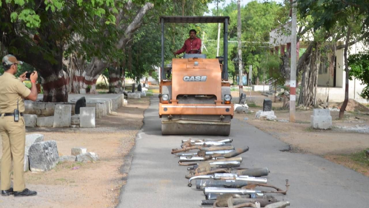 ಕರ್ಕಶ ಶಬ್ಧ ಮಾಡುತ್ತಿದ್ದ ವಾಹನಗಳ ಸೈಲೆನ್ಸರ್​ ನಾಶಗೊಳಿಸಿದ ಪೊಲೀಸರು, 190ಕ್ಕೂ ಹೆಚ್ಚು ಪ್ರಕರಣ ದಾಖಲು!