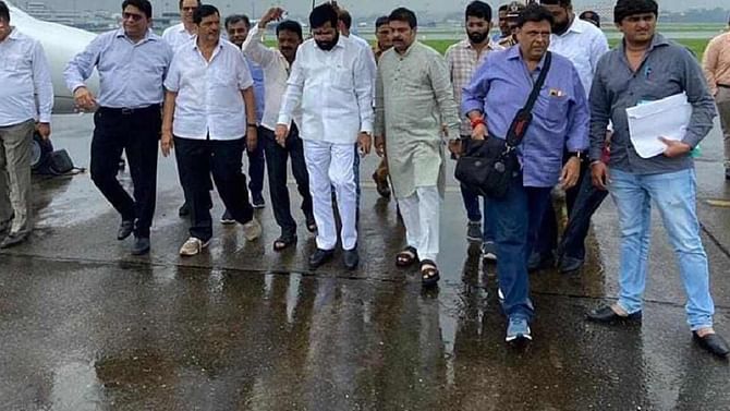 Maharashtra Politics: ಗೋವಾದಿಂದ ಮುಂಬೈಗೆ ಬಂದಿಳಿದ ಏಕನಾಥ್ ಶಿಂಧೆ; ಕೆಲವೇ ಕ್ಷಣದಲ್ಲಿ ಫಡ್ನವಿಸ್ ಜೊತೆ ರಾಜ್ಯಪಾಲರ ಭೇಟಿ Maharashtra Politics: ಗೋವಾದಿಂದ ಮುಂಬೈಗೆ ಬಂದಿಳಿದ ಏಕನಾಥ್ ಶಿಂಧೆ; ಕೆಲವೇ ಕ್ಷಣದಲ್ಲಿ ಫಡ್ನವಿಸ್ ಜೊತೆ ರಾಜ್ಯಪಾಲರ ಭೇಟಿ