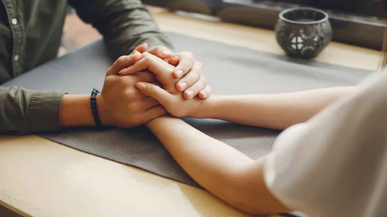 Relationship: ಮನಸ್ಸಿನಲ್ಲೇ ಬಚ್ಚಿಟ್ಟಿರುವ ನಿರೀಕ್ಷೆಗಳು ಸಂಗಾತಿ ಜತೆ ಭಿನ್ನಾಭಿಪ್ರಾಯ ಸೃಷ್ಟಿಸಬಹುದು Relationship: ಮನಸ್ಸಿನಲ್ಲೇ ಬಚ್ಚಿಟ್ಟಿರುವ ನಿರೀಕ್ಷೆಗಳು ಸಂಗಾತಿ ಜತೆ ಭಿನ್ನಾಭಿಪ್ರಾಯ ಸೃಷ್ಟಿಸಬಹುದು
