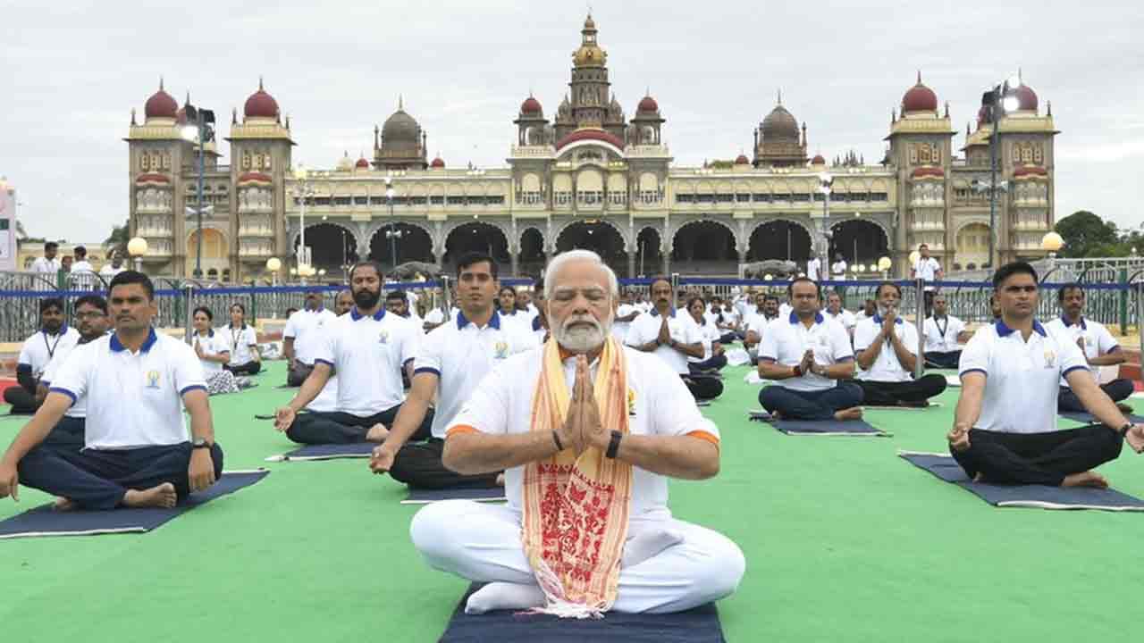 PM Modi in Mysore: 45 ನಿಮಿಷದಲ್ಲಿ 19 ಆಸನ; ಮೈಸೂರಿನಲ್ಲಿ ಪ್ರಧಾನಿ ನರೇಂದ್ರ ಮೋದಿ ಯೋಗಾಭ್ಯಾಸ