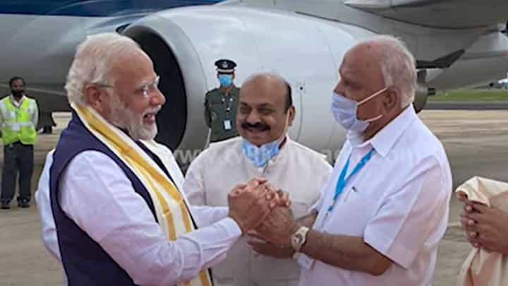 PM Modi in Karnataka: ಬೆಂಗಳೂರಿಗೆ ಆಗಮಿಸಿದ ಪ್ರಧಾನ ಮಂತ್ರಿ ನರೇಂದ್ರ ಮೋದಿಯವರನ್ನು ಯಡಿಯೂರಪ್ಪ ಆತ್ಮೀಯವಾಗಿ ಬರಮಾಡಿಕೊಂಡರು PM Modi in Karnataka: ಬೆಂಗಳೂರಿಗೆ ಆಗಮಿಸಿದ ಪ್ರಧಾನ ಮಂತ್ರಿ ನರೇಂದ್ರ ಮೋದಿಯವರನ್ನು ಯಡಿಯೂರಪ್ಪ ಆತ್ಮೀಯವಾಗಿ ಬರಮಾಡಿಕೊಂಡರು