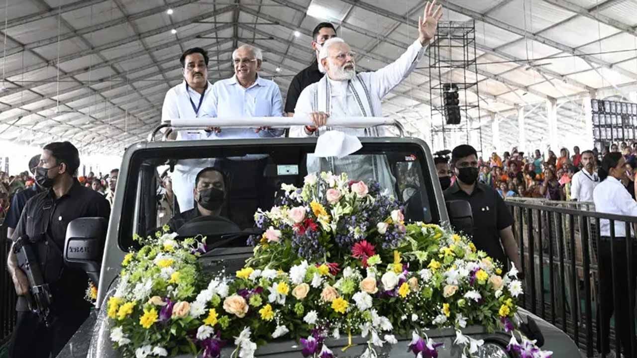 PM Modi: ಗುಜರಾತಿನ ವಡೋದರಾದಲ್ಲಿ ಹಬ್ಬದ ವಾತಾವಾರಣ, ಹಲವು ಅಭಿವೃದ್ಧಿ ಯೋಜನೆಗಳನ್ನು ಉದ್ಘಾಟಿಸಿದ ಪ್ರಧಾನಿ ನರೇಂದ್ರ ಮೋದಿ PM Modi: ಗುಜರಾತಿನ ವಡೋದರಾದಲ್ಲಿ ಹಬ್ಬದ ವಾತಾವಾರಣ, ಹಲವು ಅಭಿವೃದ್ಧಿ ಯೋಜನೆಗಳನ್ನು ಉದ್ಘಾಟಿಸಿದ ಪ್ರಧಾನಿ ನರೇಂದ್ರ ಮೋದಿ