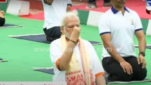 PM Modi in Mysuru: ಯೋಗದ ಪ್ರತಿಯೊಂದು ಆಸನವನ್ನು ಪ್ರಧಾನಿ ನರೇಂದ್ರ ಮೋದಿ ನಿರಾಯಸವಾಗಿ ಮಾಡಿದರು!