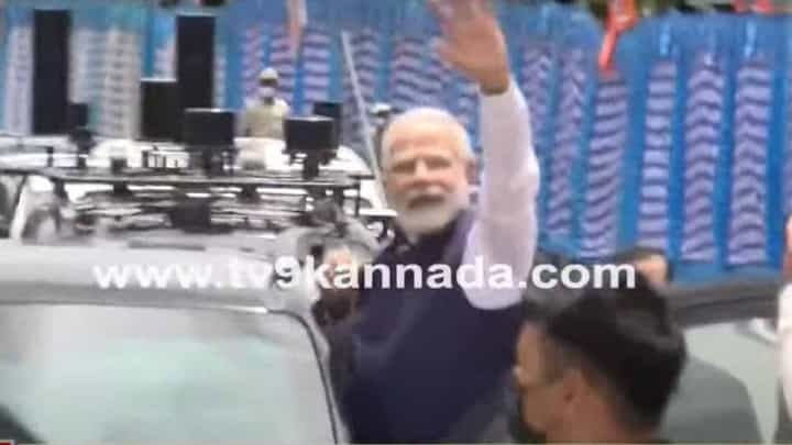 PM Modi in Karnataka: ಸರಿಯಾಗಿ 11:55 ಕ್ಕೆ ಯಲಹಂಕದ ವಾಯುನೆಲೆ ನಿಲ್ದಾಣದಲ್ಲಿ ಲ್ಯಾಂಡ್ ಆದ ಪ್ರಧಾನಿ ನರೇಂದ್ರ ಮೋದಿ PM Modi in Karnataka: ಸರಿಯಾಗಿ 11:55 ಕ್ಕೆ ಯಲಹಂಕದ ವಾಯುನೆಲೆ ನಿಲ್ದಾಣದಲ್ಲಿ ಲ್ಯಾಂಡ್ ಆದ ಪ್ರಧಾನಿ ನರೇಂದ್ರ ಮೋದಿ
