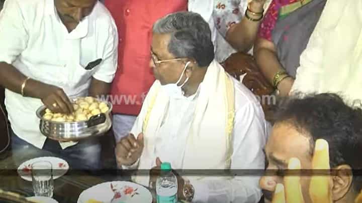 ಧಾರವಾಡ ಜಿಲ್ಲೆ ಪ್ರವಾಸದಲ್ಲಿರುವ ಸಿದ್ದರಾಮಯ್ಯವರು ಕೋನರೆಡ್ಡಿಯವರ ಮನೆಯಲ್ಲಿ ಆತಿಥ್ಯ ಸ್ವೀಕರಿಸಿದರು ಧಾರವಾಡ ಜಿಲ್ಲೆ ಪ್ರವಾಸದಲ್ಲಿರುವ ಸಿದ್ದರಾಮಯ್ಯವರು ಕೋನರೆಡ್ಡಿಯವರ ಮನೆಯಲ್ಲಿ ಆತಿಥ್ಯ ಸ್ವೀಕರಿಸಿದರು