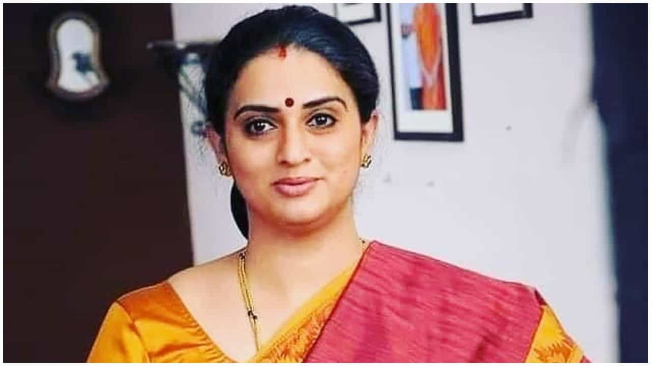 Pavitra Lokesh: ಸೈಬರ್ ಠಾಣೆ ಮೆಟ್ಟಿಲೇರಿದ ನಟಿ ಪವಿತ್ರಾ ಲೋಕೇಶ್; ಗಾಸಿಪ್ ಹಬ್ಬಿಸಿದವರ ವಿರುದ್ಧ ಕಾನೂನು ಸಮರ Pavitra Lokesh: ಸೈಬರ್ ಠಾಣೆ ಮೆಟ್ಟಿಲೇರಿದ ನಟಿ ಪವಿತ್ರಾ ಲೋಕೇಶ್; ಗಾಸಿಪ್ ಹಬ್ಬಿಸಿದವರ ವಿರುದ್ಧ ಕಾನೂನು ಸಮರ