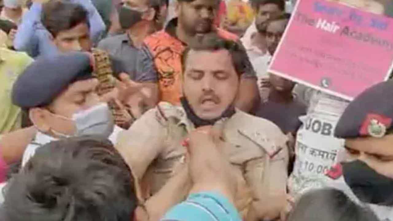 ದೆಹಲಿ: ಟ್ರಾಫಿಕ್ ಪೊಲೀಸ್ ಹಲ್ಲೆ ಮಾಡಿದ್ದಾರೆ ಎಂದು ಆರೋಪಿಸಿದ ಯುವತಿ; ಪೊಲೀಸ್ಗೆ ಜನರಿಂದ ಥಳಿತ ದೆಹಲಿ: ಟ್ರಾಫಿಕ್ ಪೊಲೀಸ್ ಹಲ್ಲೆ ಮಾಡಿದ್ದಾರೆ ಎಂದು ಆರೋಪಿಸಿದ ಯುವತಿ; ಪೊಲೀಸ್ಗೆ ಜನರಿಂದ ಥಳಿತ