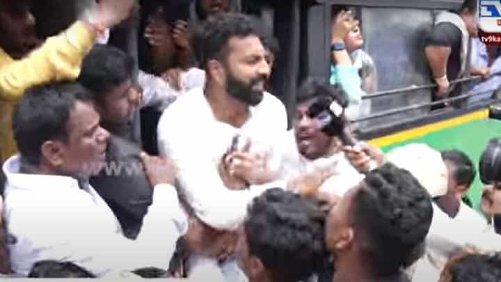 ಬೆಂಗಳೂರಲ್ಲಿ ಯುವ ಕಾಂಗ್ರೆಸ್ ಕಾರ್ಯಕರ್ತರಿಂದ ಪ್ರತಿಭಟನೆ, ಮೊಹಮ್ಮದ್ ನಲಪಾಡ್ ಮತ್ತು ಪೊಲೀಸರ ನಡುವೆ ಜಟಾಪಟಿ ಬೆಂಗಳೂರಲ್ಲಿ ಯುವ ಕಾಂಗ್ರೆಸ್ ಕಾರ್ಯಕರ್ತರಿಂದ ಪ್ರತಿಭಟನೆ, ಮೊಹಮ್ಮದ್ ನಲಪಾಡ್ ಮತ್ತು ಪೊಲೀಸರ ನಡುವೆ ಜಟಾಪಟಿ