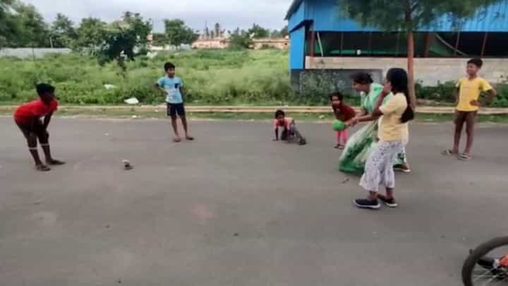 ಯೋಗ ಬಿಟ್ಟು ಲಗೋರಿ ಆಡಿದ ಬಿಜೆಪಿ ಶಾಸಕಿ ಪೂರ್ಣಿಮಾ; ವೈರಲ್ ವಿಡಿಯೋ ಇಲ್ಲಿದೆ ಯೋಗ ಬಿಟ್ಟು ಲಗೋರಿ ಆಡಿದ ಬಿಜೆಪಿ ಶಾಸಕಿ ಪೂರ್ಣಿಮಾ; ವೈರಲ್ ವಿಡಿಯೋ ಇಲ್ಲಿದೆ