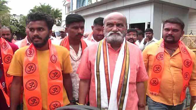 ಬಿಜೆಪಿ ಶಾಸಕರಿಗೆ ಮುಂದಿನ ಚುನಾವಣೆಯಲ್ಲಿ ಪಾಠ ಕಲಿಸ್ತಿವಿ, ಶಾಸಕರ ಮನೆ ಮುಂದೆ ಲೌಡ್ ಸ್ಪೀಕರ್ ಹಾಕ್ತೀವಿ -ಬಿಜೆಪಿಗೆ ಖಡಕ್ ವಾರ್ನಿಂಗ್ ಕೊಟ್ಟ ಪ್ರಮೋದ್ ಮುತಾಲಿಕ್