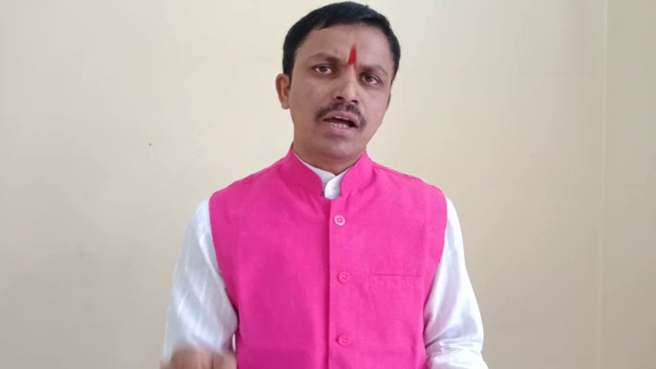 ಕರ್ನಾಟಕದಲ್ಲಿ ಪ್ರಾರ್ಥನೆ ವಿವಾದ ಶುರು! ಹಿಂದೂಗಳಿಗೊಂದು, ಅನ್ಯ ಧರ್ಮಗಳಿಗೊಂದು ನ್ಯಾಯನಾ? ಸರ್ಕಾರಕ್ಕೆ ಹಿಂದೂಪರ ಸಂಘಟನೆಗಳ ಪ್ರಶ್ನೆ ಕರ್ನಾಟಕದಲ್ಲಿ ಪ್ರಾರ್ಥನೆ ವಿವಾದ ಶುರು! ಹಿಂದೂಗಳಿಗೊಂದು, ಅನ್ಯ ಧರ್ಮಗಳಿಗೊಂದು ನ್ಯಾಯನಾ? ಸರ್ಕಾರಕ್ಕೆ ಹಿಂದೂಪರ ಸಂಘಟನೆಗಳ ಪ್ರಶ್ನೆ