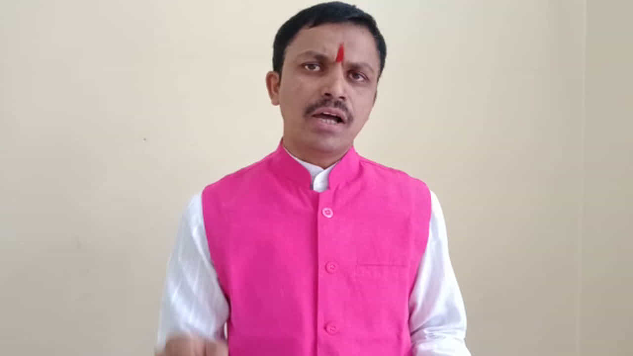 ಕರ್ನಾಟಕದಲ್ಲಿ ಪ್ರಾರ್ಥನೆ ವಿವಾದ ಶುರು! ಹಿಂದೂಗಳಿಗೊಂದು, ಅನ್ಯ ಧರ್ಮಗಳಿಗೊಂದು ನ್ಯಾಯನಾ? ಸರ್ಕಾರಕ್ಕೆ ಹಿಂದೂಪರ ಸಂಘಟನೆಗಳ ಪ್ರಶ್ನೆ ಕರ್ನಾಟಕದಲ್ಲಿ ಪ್ರಾರ್ಥನೆ ವಿವಾದ ಶುರು! ಹಿಂದೂಗಳಿಗೊಂದು, ಅನ್ಯ ಧರ್ಮಗಳಿಗೊಂದು ನ್ಯಾಯನಾ? ಸರ್ಕಾರಕ್ಕೆ ಹಿಂದೂಪರ ಸಂಘಟನೆಗಳ ಪ್ರಶ್ನೆ