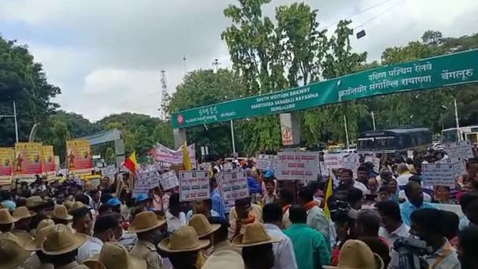 ಪಠ್ಯ ಪರಿಷ್ಕರಣೆ ವಿರೋಧಿಸಿ ಬೆಂಗಳೂರಿನಲ್ಲಿ ಬೃಹತ್ ಪ್ರತಿಭಟನೆ! ರೋಹಿತ್ ಚಕ್ರತೀರ್ಥ ಬಂಧನಕ್ಕೆ ಆಗ್ರಹ ಪಠ್ಯ ಪರಿಷ್ಕರಣೆ ವಿರೋಧಿಸಿ ಬೆಂಗಳೂರಿನಲ್ಲಿ ಬೃಹತ್ ಪ್ರತಿಭಟನೆ! ರೋಹಿತ್ ಚಕ್ರತೀರ್ಥ ಬಂಧನಕ್ಕೆ ಆಗ್ರಹ