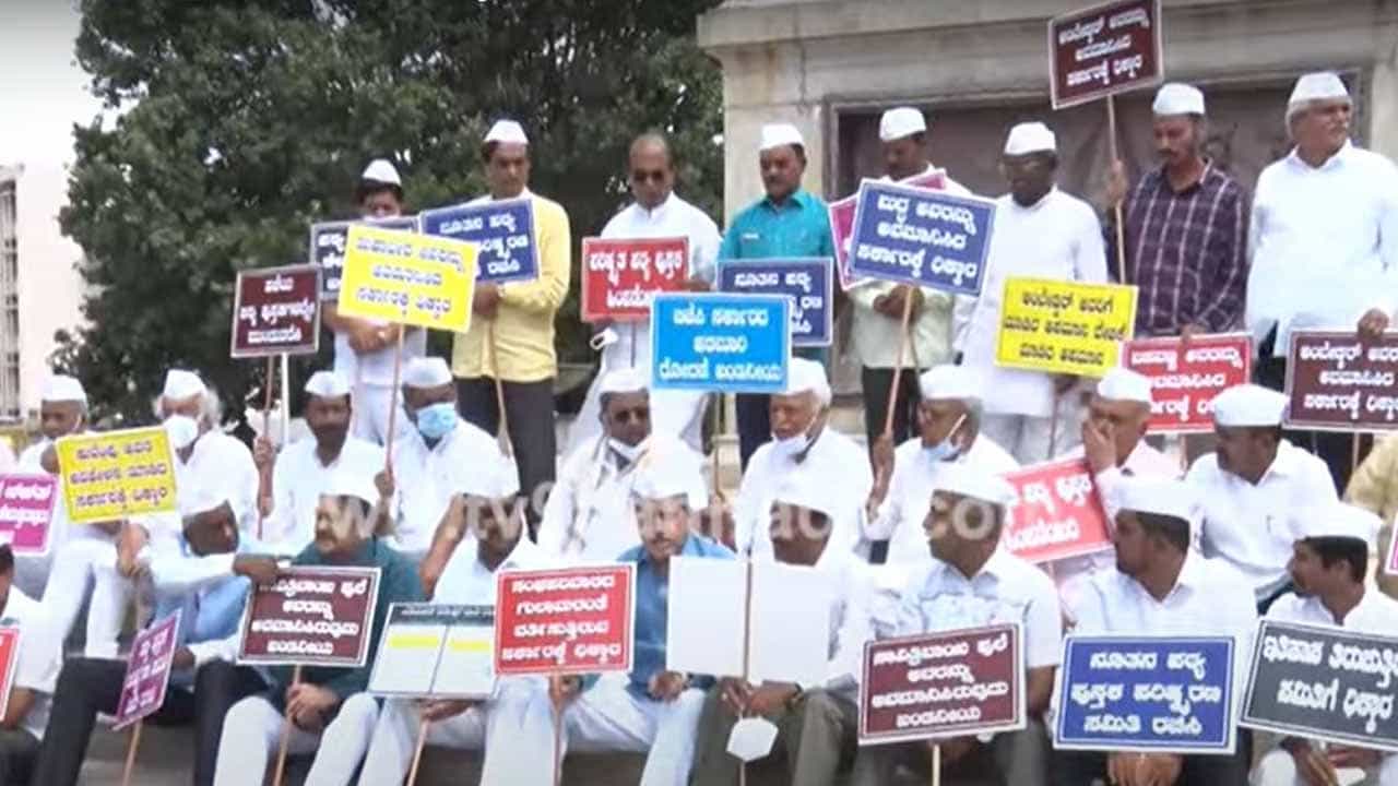 ಕಾಂಗ್ರೆಸ್ ನಾಯಕರು ಮಹಾತ್ಮಾ ಗಾಂಧಿ ಪ್ರತಿಮೆ ಕೆಳಗೆ ಕೂತು ಪರಿಷ್ಕೃತ ಪಠ್ಯಪುಸ್ತಕಗಳ ವಿರುದ್ಧ ಪ್ರತಿಭಟನೆ ನಡೆಸಿದರು ಕಾಂಗ್ರೆಸ್ ನಾಯಕರು ಮಹಾತ್ಮಾ ಗಾಂಧಿ ಪ್ರತಿಮೆ ಕೆಳಗೆ ಕೂತು ಪರಿಷ್ಕೃತ ಪಠ್ಯಪುಸ್ತಕಗಳ ವಿರುದ್ಧ ಪ್ರತಿಭಟನೆ ನಡೆಸಿದರು