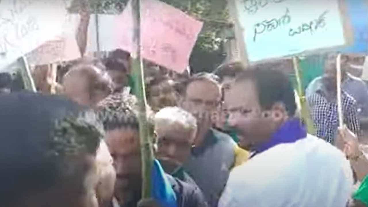 ಕೆಐಎಡಿಬಿ ಭೂಸ್ವಾಧೀನ ಪ್ರಕ್ರಿಯೆ ವಿರೋಧಿಸಿ ದೇವನಹಳ್ಳಿಯಲ್ಲಿ ಪ್ರತಿಭಟನೆಗಿಳಿದ ರೈತರು ಮತ್ತು ಪೊಲೀಸರ ನಡುವೆ ಮಾತಿನ ಚಕಮಕಿ ಕೆಐಎಡಿಬಿ ಭೂಸ್ವಾಧೀನ ಪ್ರಕ್ರಿಯೆ ವಿರೋಧಿಸಿ ದೇವನಹಳ್ಳಿಯಲ್ಲಿ ಪ್ರತಿಭಟನೆಗಿಳಿದ ರೈತರು ಮತ್ತು ಪೊಲೀಸರ ನಡುವೆ ಮಾತಿನ ಚಕಮಕಿ