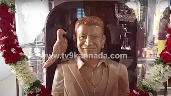 ಶ್ರೀಗಂಧದಲ್ಲಿ ಪುನೀತ್ ರಾಜಕುಮಾರ ಮೂರ್ತಿ ಕೆತ್ತಿಸಿರುವ ಅಭಿಮಾನಿ ಅದನ್ನು ಅಶ್ವಿನಿ ಪುನೀತ್ ಅವರಿಗೆ ಉಡುಗೊರೆಯಾಗಿ ನೀಡಲಿದ್ದಾರೆ! ಶ್ರೀಗಂಧದಲ್ಲಿ ಪುನೀತ್ ರಾಜಕುಮಾರ ಮೂರ್ತಿ ಕೆತ್ತಿಸಿರುವ ಅಭಿಮಾನಿ ಅದನ್ನು ಅಶ್ವಿನಿ ಪುನೀತ್ ಅವರಿಗೆ ಉಡುಗೊರೆಯಾಗಿ ನೀಡಲಿದ್ದಾರೆ!