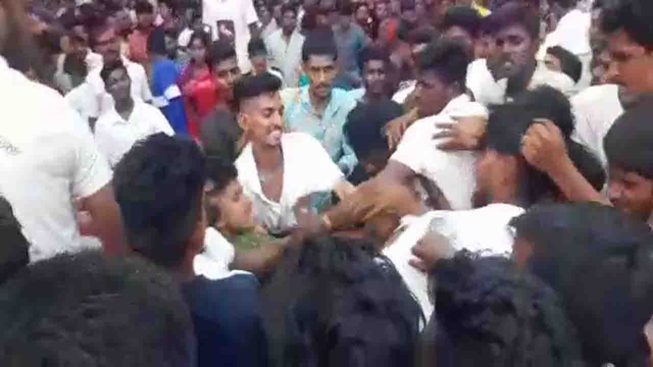 ಹೊಸಪೇಟೆಯಲ್ಲಿ ನಟ ಪುನೀತ್ ರಾಜ್ ಕುಮಾರ್ ಪುತ್ಥಳಿ ಅನಾವರಣ ಕಾರ್ಯಕ್ರಮದಲ್ಲಿ ಬಡಿದಾಟ; ಕುರ್ಚಿ, ಬ್ಯಾರಿಕೇಡ್ಗಳನ್ನು ದಬ್ಬಿ ಹೊಡೆದಾಡಿಕೊಂಡ ಯುವಕರು ಹೊಸಪೇಟೆಯಲ್ಲಿ ನಟ ಪುನೀತ್ ರಾಜ್ ಕುಮಾರ್ ಪುತ್ಥಳಿ ಅನಾವರಣ ಕಾರ್ಯಕ್ರಮದಲ್ಲಿ ಬಡಿದಾಟ; ಕುರ್ಚಿ, ಬ್ಯಾರಿಕೇಡ್ಗಳನ್ನು ದಬ್ಬಿ ಹೊಡೆದಾಡಿಕೊಂಡ ಯುವಕರು