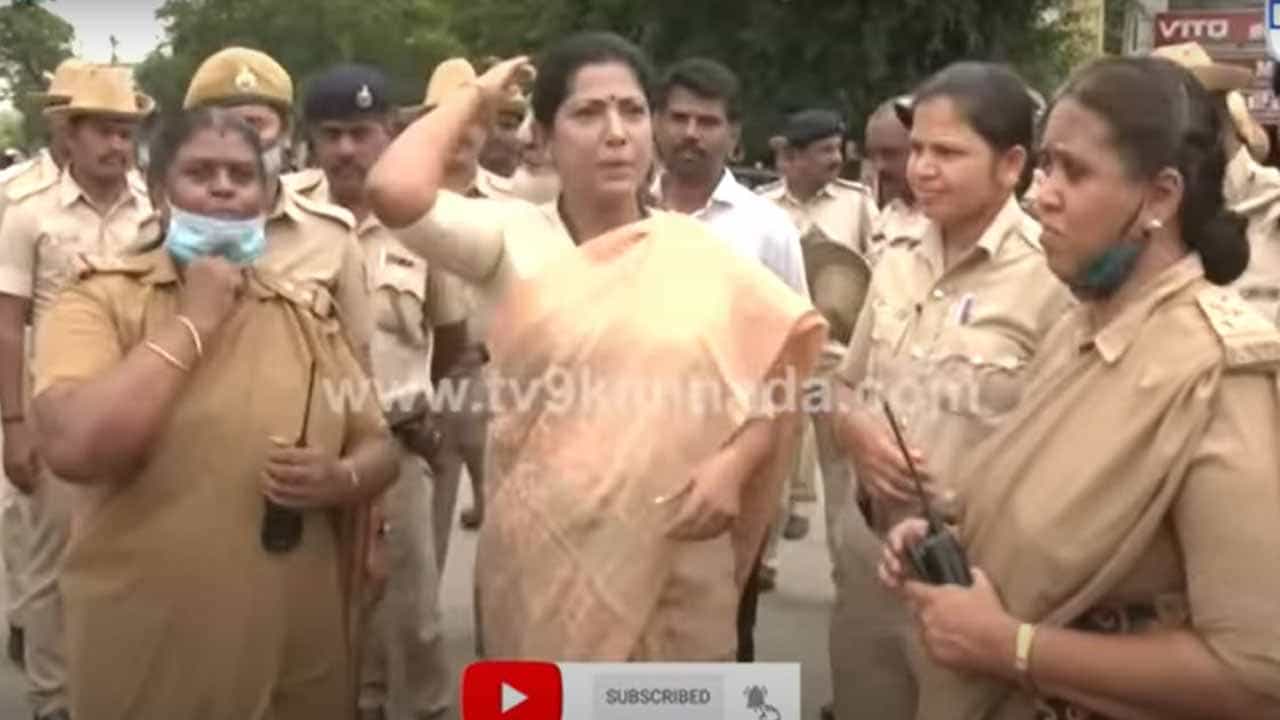 ಕಾಂಗ್ರೆಸ್ ನಾಯಕಿ ಪುಷ್ಪಾ ಅಮರನಾಥ ಹೆಚ್ಚುಕಡಿಮೆ ಒಬ್ಬರೇ ಪ್ರತಿಭಟನೆ ನಡೆಸಿದರು! ಕಾಂಗ್ರೆಸ್ ನಾಯಕಿ ಪುಷ್ಪಾ ಅಮರನಾಥ ಹೆಚ್ಚುಕಡಿಮೆ ಒಬ್ಬರೇ ಪ್ರತಿಭಟನೆ ನಡೆಸಿದರು!