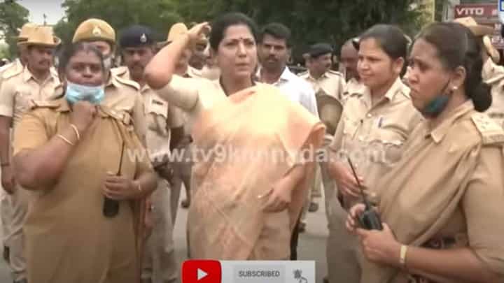 ಕಾಂಗ್ರೆಸ್ ನಾಯಕಿ ಪುಷ್ಪಾ ಅಮರನಾಥ ಹೆಚ್ಚುಕಡಿಮೆ ಒಬ್ಬರೇ ಪ್ರತಿಭಟನೆ ನಡೆಸಿದರು! ಕಾಂಗ್ರೆಸ್ ನಾಯಕಿ ಪುಷ್ಪಾ ಅಮರನಾಥ ಹೆಚ್ಚುಕಡಿಮೆ ಒಬ್ಬರೇ ಪ್ರತಿಭಟನೆ ನಡೆಸಿದರು!