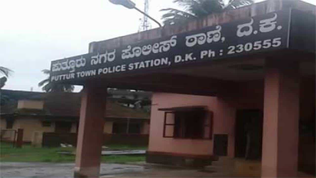 ಸಾಮಾಜಿಕ ಜಾಲತಾಣದಲ್ಲಿ ಹಿಂದೂ ದೇವರ ಅವಹೇಳನ ಆರೋಪ; ಕಾಂಗ್ರೆಸ್ನ ಐಟಿ ಸೆಲ್ನ ಕಾರ್ಯದರ್ಶಿ ವಿರುದ್ಧ ದೂರು ಸಾಮಾಜಿಕ ಜಾಲತಾಣದಲ್ಲಿ ಹಿಂದೂ ದೇವರ ಅವಹೇಳನ ಆರೋಪ; ಕಾಂಗ್ರೆಸ್ನ ಐಟಿ ಸೆಲ್ನ ಕಾರ್ಯದರ್ಶಿ ವಿರುದ್ಧ ದೂರು