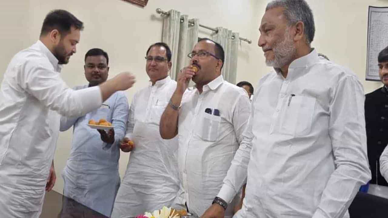 ಬಿಹಾರ: ನಾಲ್ವರು ಎಐಎಂಐಎಂ ಶಾಸಕರು ಆರ್ಜೆಡಿ ಪಕ್ಷಕ್ಕೆ ಸೇರ್ಪಡೆ ಬಿಹಾರ: ನಾಲ್ವರು ಎಐಎಂಐಎಂ ಶಾಸಕರು ಆರ್ಜೆಡಿ ಪಕ್ಷಕ್ಕೆ ಸೇರ್ಪಡೆ