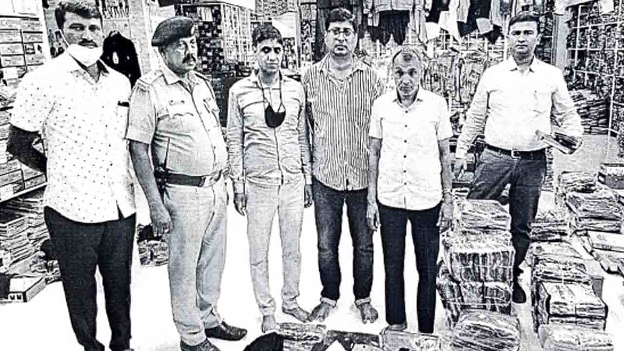 ಬೆಂಗಳೂರಿನಲ್ಲಿ ನಕಲಿ ಬ್ರ್ಯಾಂಡೆಡ್ ಬಟ್ಟೆ ಗೋದಾಮಿನ ಮೇಲೆ ಸಿಸಿಬಿ ದಾಳಿ; 4 ಲಕ್ಷ ರೂ. ಮೌಲ್ಯದ ಬಟ್ಟೆಗಳು ಸೀಜ್ ಬೆಂಗಳೂರಿನಲ್ಲಿ ನಕಲಿ ಬ್ರ್ಯಾಂಡೆಡ್ ಬಟ್ಟೆ ಗೋದಾಮಿನ ಮೇಲೆ ಸಿಸಿಬಿ ದಾಳಿ; 4 ಲಕ್ಷ ರೂ. ಮೌಲ್ಯದ ಬಟ್ಟೆಗಳು ಸೀಜ್