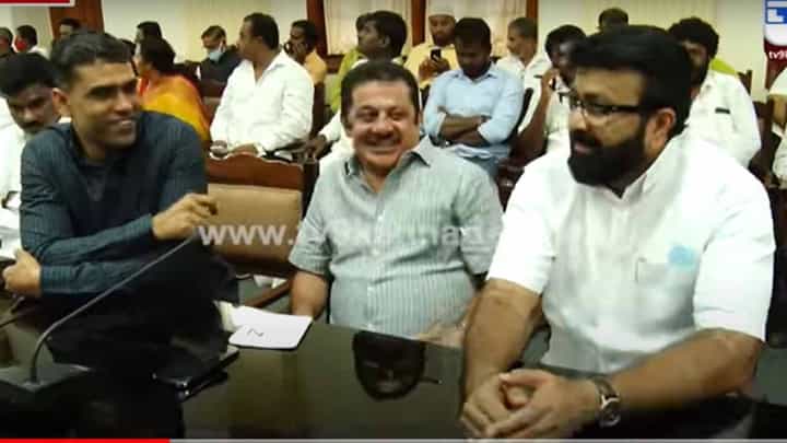 ಪರಿಷತ್ಗೆ ಆಯ್ಕೆಯಾದ ಸದಸ್ಯರು ಪ್ರಮಾಣ ವಚನ ಸ್ವೀಕರಿಸುತ್ತಿದ್ದರೆ; ರಾಜೀವ್, ಜಮೀರ್ ಮತ್ತು ಹ್ಯಾರಿಸ್ ವಿನೋದವಾಗಿ ಹರಟುತ್ತಿದ್ದರು ಪರಿಷತ್ಗೆ ಆಯ್ಕೆಯಾದ ಸದಸ್ಯರು ಪ್ರಮಾಣ ವಚನ ಸ್ವೀಕರಿಸುತ್ತಿದ್ದರೆ; ರಾಜೀವ್, ಜಮೀರ್ ಮತ್ತು ಹ್ಯಾರಿಸ್ ವಿನೋದವಾಗಿ ಹರಟುತ್ತಿದ್ದರು