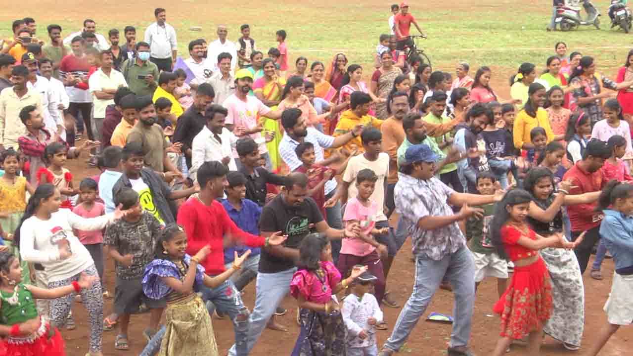 ಬಾಗಲಕೋಟೆಯಲ್ಲಿ ರಾ.. ರಾ.. ರಕ್ಕಮ್ಮ ಹಾಡಿಗೆ ನೂರಾರು ಜನರಿಂದ ಭರ್ಜರಿ ಸ್ಟೆಪ್ ಬಾಗಲಕೋಟೆಯಲ್ಲಿ ರಾ.. ರಾ.. ರಕ್ಕಮ್ಮ ಹಾಡಿಗೆ ನೂರಾರು ಜನರಿಂದ ಭರ್ಜರಿ ಸ್ಟೆಪ್