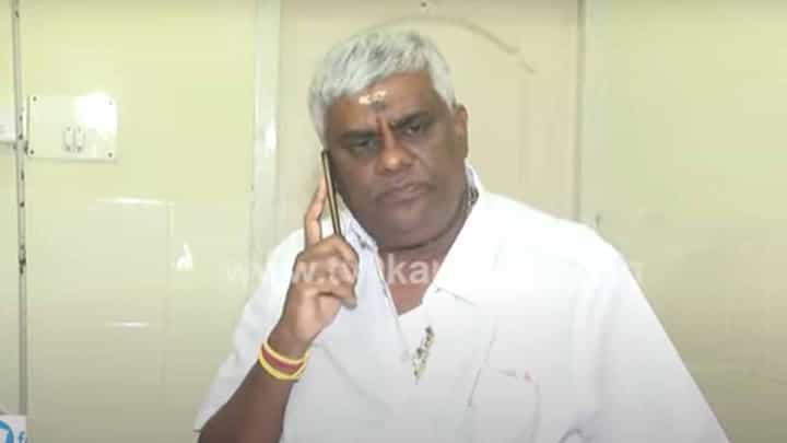 ಎಸ್ ಪಿ ಎದುರೇ ಪೇದೆಯೊಬ್ಬರ ಮೇಲೆ ಹಲ್ಲೆ ಮಾಡಿರುವ ಡಿವೈಎಸ್ ಪಿ ವಿರುದ್ಧ ಹೆಚ್ ಡಿ ರೇವಣ್ಣ ಕಿಡಿಕಾರಿದರು ಎಸ್ ಪಿ ಎದುರೇ ಪೇದೆಯೊಬ್ಬರ ಮೇಲೆ ಹಲ್ಲೆ ಮಾಡಿರುವ ಡಿವೈಎಸ್ ಪಿ ವಿರುದ್ಧ ಹೆಚ್ ಡಿ ರೇವಣ್ಣ ಕಿಡಿಕಾರಿದರು
