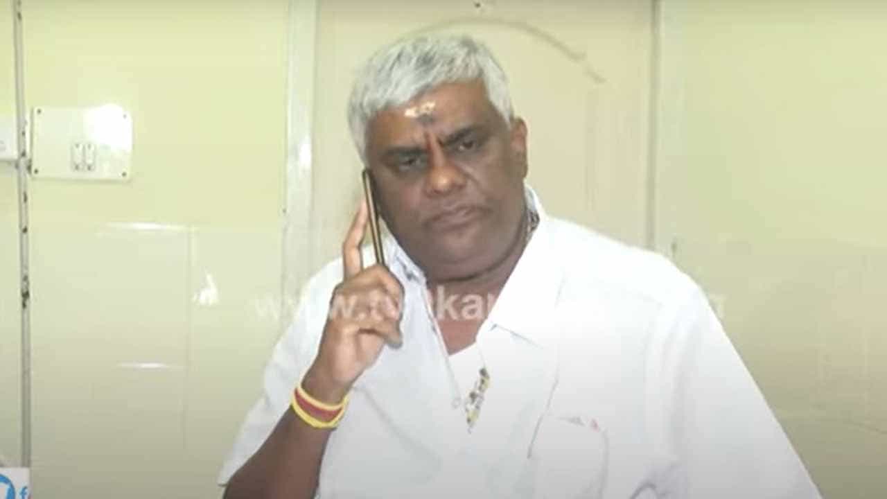 ಎಸ್ ಪಿ ಎದುರೇ ಪೇದೆಯೊಬ್ಬರ ಮೇಲೆ ಹಲ್ಲೆ ಮಾಡಿರುವ ಡಿವೈಎಸ್ ಪಿ ವಿರುದ್ಧ ಹೆಚ್ ಡಿ ರೇವಣ್ಣ ಕಿಡಿಕಾರಿದರು ಎಸ್ ಪಿ ಎದುರೇ ಪೇದೆಯೊಬ್ಬರ ಮೇಲೆ ಹಲ್ಲೆ ಮಾಡಿರುವ ಡಿವೈಎಸ್ ಪಿ ವಿರುದ್ಧ ಹೆಚ್ ಡಿ ರೇವಣ್ಣ ಕಿಡಿಕಾರಿದರು
