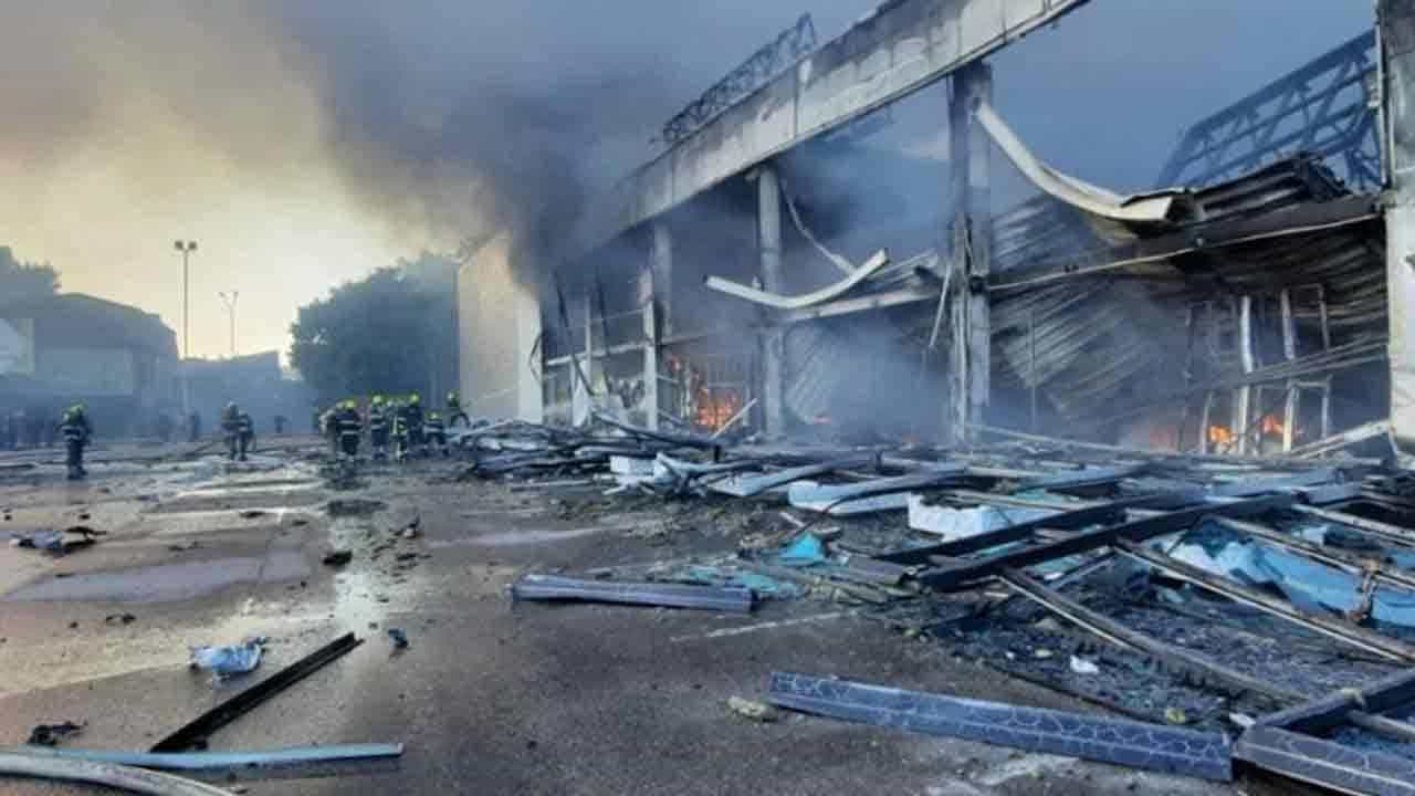 Russia Ukraine War: ಉಕ್ರೇನ್ನ ಶಾಪಿಂಗ್ ಮಾಲ್ ಮೇಲೆ ರಷ್ಯಾ ಕ್ಷಿಪಣಿ ದಾಳಿ, 16 ಮಂದಿ ಸಾವು Russia Ukraine War: ಉಕ್ರೇನ್ನ ಶಾಪಿಂಗ್ ಮಾಲ್ ಮೇಲೆ ರಷ್ಯಾ ಕ್ಷಿಪಣಿ ದಾಳಿ, 16 ಮಂದಿ ಸಾವು