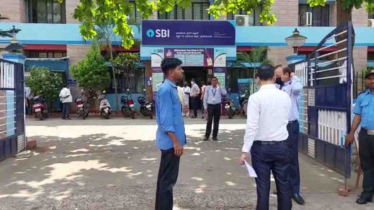 ಬ್ಯಾಂಕ್ ಕ್ಯಾಶಿಯರ್ ವಿರುದ್ಧ 1 ಕೋಟಿ 60 ಲಕ್ಷ ರೂಪಾಯಿ ವಂಚನೆ ಆರೋಪ; ಬ್ಯಾಂಕ್ ಕ್ಯಾಶಿಯರ್ ಸೇರಿದಂತೆ ಕೆಲ ಸಿಬ್ಬಂದಿ ಅಮಾನತು