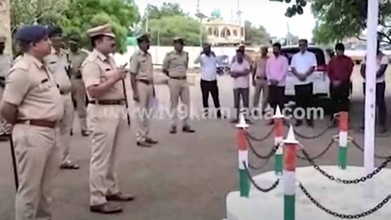 ಭೀಮಾತೀರದ ರೌಡಿಗಳ ಪರೇಡ್ ನಡೆಸಿ ಅಪರಾಧ ಕೃತ್ಯಗಳಲ್ಲಿ ಭಾಗಿಯಾದರೆ ಗ್ರಹಾಚಾರ ನೆಟ್ಟಗಿರದು ಅಂತ ಎಚ್ಚರಿಸಿದರು ವಿಜಯಪುರ ಎಸ್ ಪಿ