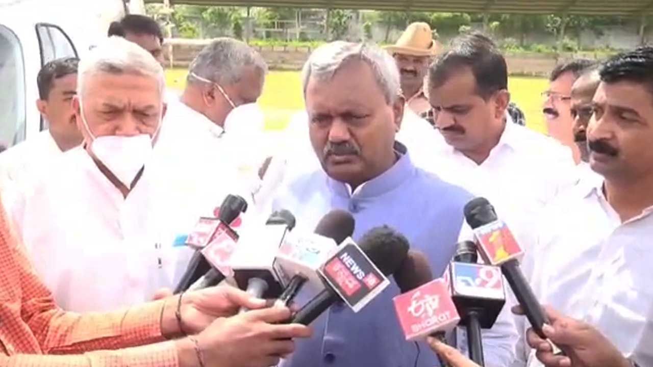 Mysore Dasara 2022: ಮೈಸೂರು ದಸರಾ ಉದ್ಘಾಟನೆಯಲ್ಲಿ ರಾಷ್ಟ್ರಪತಿ ಭಾಗಿ; ಮೊದಲ ದಿನದ ಆಹ್ವಾನ ಪತ್ರಿಕೆ ಇಂಗ್ಲಿಷ್ನಲ್ಲಿ ಮುದ್ರಣ: ಸಚಿವ ಎಸ್.ಟಿ ಸೋಮಶೇಖರ್ Mysore Dasara 2022: ಮೈಸೂರು ದಸರಾ ಉದ್ಘಾಟನೆಯಲ್ಲಿ ರಾಷ್ಟ್ರಪತಿ ಭಾಗಿ; ಮೊದಲ ದಿನದ ಆಹ್ವಾನ ಪತ್ರಿಕೆ ಇಂಗ್ಲಿಷ್ನಲ್ಲಿ ಮುದ್ರಣ: ಸಚಿವ ಎಸ್.ಟಿ ಸೋಮಶೇಖರ್