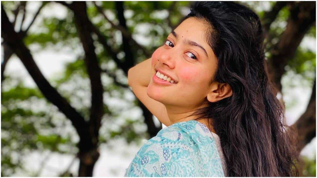 Sai Pallavi: ‘ಕಾಶ್ಮೀರಿ ಪಂಡಿತರ ಹತ್ಯೆ ಮತ್ತು ಗೋವು ಸಾಗಿಸುವ ಮುಸ್ಲಿಂ ಡ್ರೈವರ್ ಮೇಲಿನ ಹಲ್ಲೆ ಎರಡೂ ಒಂದೇ’: ಸಾಯಿ ಪಲ್ಲವಿ Sai Pallavi: ‘ಕಾಶ್ಮೀರಿ ಪಂಡಿತರ ಹತ್ಯೆ ಮತ್ತು ಗೋವು ಸಾಗಿಸುವ ಮುಸ್ಲಿಂ ಡ್ರೈವರ್ ಮೇಲಿನ ಹಲ್ಲೆ ಎರಡೂ ಒಂದೇ’: ಸಾಯಿ ಪಲ್ಲವಿ
